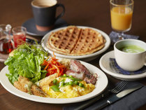 ・【洋朝食一例】地元の食材を使用した蕎麦粉のワッフルやオムレツ
