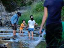 当館の敷地内にある川で遊べます！緩やかな流れの川なのでお子様も安心です。