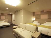 【ＤＸトリプル】ゆったりサイズのベッドが３台備えながらも、広々と快適にお過ごしいただける客室。