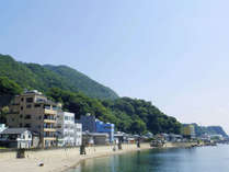 海辺から当館を望む！　夏は海水浴にピッタリの立地です。