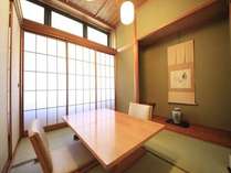 和情緒あふれる和食処「四季亭」の個室で、ごゆっくりとごお食事をお楽しみください。