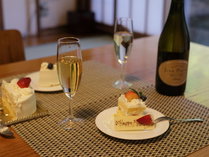 プライベート個室食事処にてケーキとスパークリングワインでお祝い