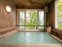 ４つの貸切風呂の１つ貸切風呂「木の香の湯」　新緑の美しい景色をご堪能いただけます。