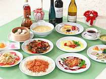レギュラーディナープランでお楽しみいただける、右が洋食、左が中華のフルコース(1例)になります。