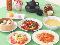 中華のフルコースは、前菜、肉料理、魚料理、スープ、点心、デザート&中国茶の全6品です。