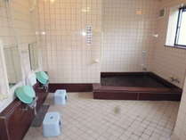 男性用お風呂　シャワーは５ヶ所設置しております。