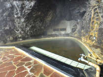 自然にできた洞窟をそのまま利用した【女湯】。柔らかな地下水で沸かしたお風呂です。