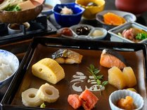 【朝食】大江ノ郷の「天美卵」を使用したふわふわの出汁巻きや、地元の食材を中心に使用しボリューム満点