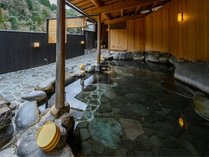 爽やかな空気、三徳川のせせらぎの音とともに上質な温泉を楽しむ「せせらぎの湯」。