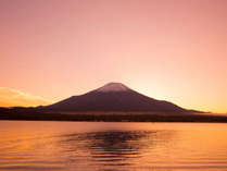 山中湖と赤富士
