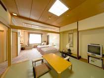 【海側特別室一例】和室８畳とツインの広々としたオーシャンビューのスイートルームです。