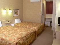 全室25㎡、幅1.5m超のベッド2台、おひとりからご家族4-5人まで宿泊可能