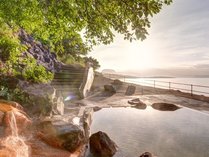 [混浴露天風呂]当館一番の自慢“絶景露天風呂”海を目の前に入る混浴露天風呂は、開放感も景色も抜群です◎