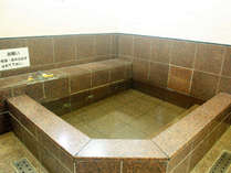 ・共用の浴場は大小2つ。天然活性石温泉になります