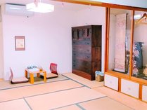 ・＜ルームA＞昔の和タンスや、着物、帯などをお部屋に展示