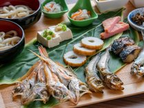 焼き魚はもちろん、地元の練り物など、和食メニューも豊富に取り揃えております。