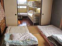 ドミトリー(2)2段ベッドが2つと、和室にお布団が3セット入ったタイプのお部屋です。