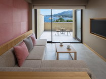 【テラス付き和室】出雲松島を望む、広々としたテラス付きの客室。