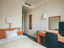 各部屋毎にWi-Fiもあり、ビジネスに最適。ベッドは120CM幅（セミダブルサイズ）