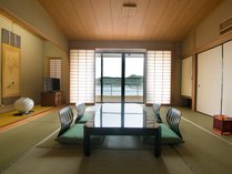 松浦の海と山を一望する和室12畳/例