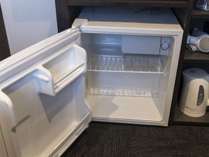 冷蔵庫（空、スイッチOFF）　スイッチは冷蔵庫上方、デスクの側面にございます。