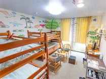 【２段ベッドで４人部屋の恐竜ルーム・３０２】２段ベッドを利用した、子供向けの可愛い恐竜のお部屋です。