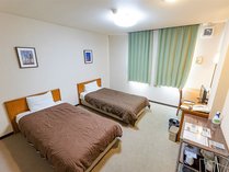 【ツインルーム・全５部屋】シングルベッドが２台並んだお部屋です。