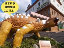 博物館の外では当館のマスコットキャラクターファルがお出迎えします