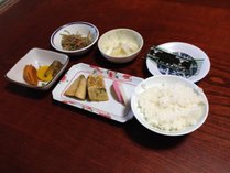 朝食は手作りのほっこり和定食をご用意します。