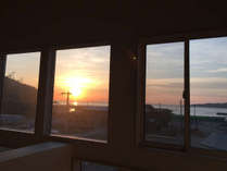 *館内一例／館内から美しい夕陽の眺めも楽しめるロケーション。