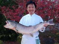 十二湖産「幻の魚イトウ」を持つ料理人