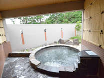 露天風呂からは日本庭園をご覧いただけます。　