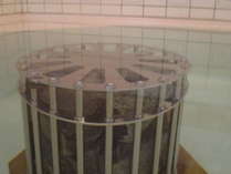 浴場の浴槽内には天然ラジウム鉱石を設置。さまざまな浴用効能を得られます。　
