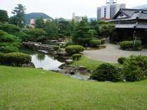 【池泉回遊式庭園】右に見えるのは天皇もお泊りになられた特別室『桐の間』です。
