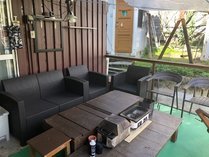 庭に面したテラス席。ハンギングチェアーも2つ。食事やBBQも〇。