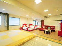 【寝室&リビング&琉球畳】リビングの隣には寝室と琉球畳がございます。