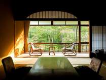【花の棟客室の一例】竹林の小径をお部屋からゆっくり眺めることの出来る、修善寺で唯一の客室です。