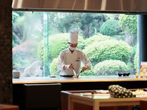 美しい日本庭園を背景に、ライブ感溢れるご朝食をお届します――。