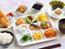 【朝食】一日のスタートは朝日が心地よいレストランで和洋折衷の朝食を。