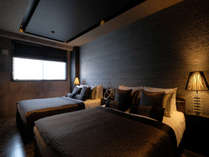 モダンデザインの寝室（ダブルベッド×2）