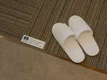 使い捨てスリッパ：客室のカーペットの上は靴を脱いでお上がり下さい。