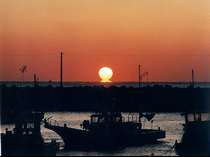 宿のまん前は国崎漁港。そして太平洋の大海原！昇る朝日は絶景！