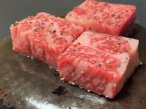 お肉好きにおすすめ。お肉の旨みがジュワ～っと！石焼でどうぞ♪※お肉の切り方は異なる場合がございます