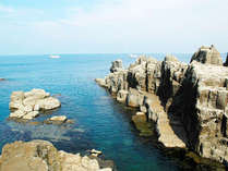 海食によって海岸の岩肌が削られ、高さ約25メートルの岩壁が続く『東尋坊』