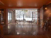 ◆内風呂◆開放的な大きな窓がある大浴場。敷地内の自家源泉からのかけ流し。