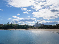 ホテルからそのまま「黒津崎海岸」へ降りることができます。夏の海水浴はもちろん、海辺の散歩も快適に。 写真