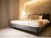 寝室はキングサイズの部屋とセミダブルサイズ２台の２LDK。5名以上の宿泊用に敷布団セット２組有ります