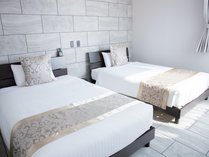 寝室はキングサイズの部屋とセミダブルサイズ２台の２LDK。5名以上の宿泊用に敷布団セット２組有ります