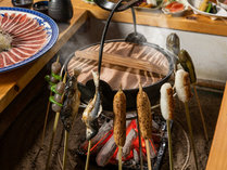 【夕食】湯西川温泉で古くから伝わる囲炉裏を使った串焼き