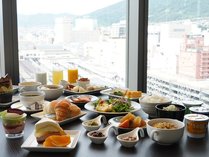 【朝食】展望レストランは長野駅から出発する新幹線を眺めながら朝食をお召し上がりいただけます！